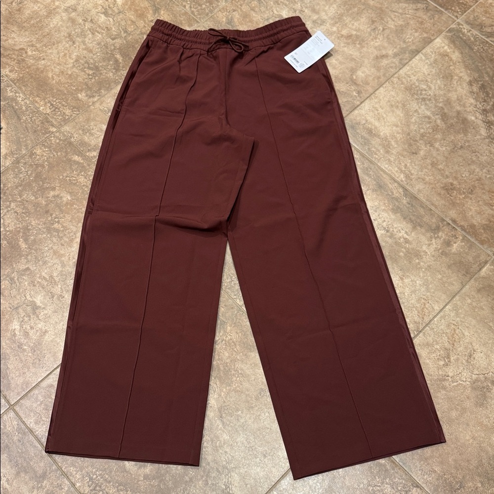 NWT Athleta Endeavor Relaxed Pant in Cherrywood—Size Medium
